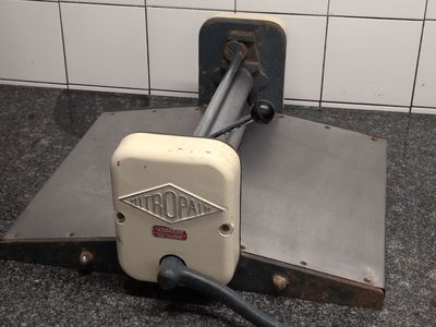 a machine that is sitting on the floor in the bathroom