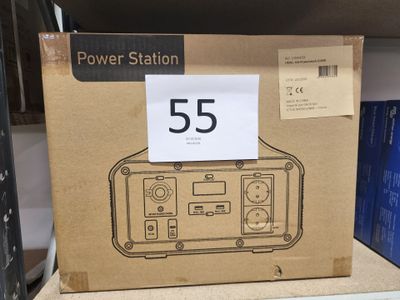 une boîte représentant une centrale électrique, posée sur une étagère du magasin