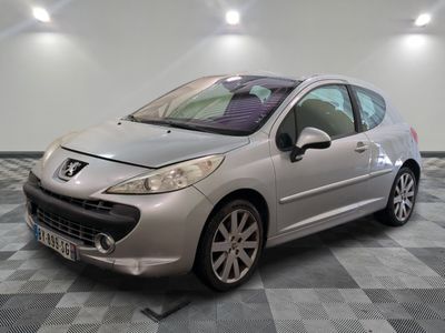 la voiture argentée est garée dans le garage sur le sol en damier