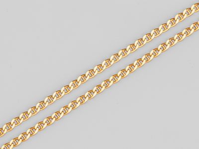 une paire de bracelets en chaîne en or sur fond blanc