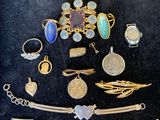 plusieurs types de bijoux sont présentés sur une surface noire