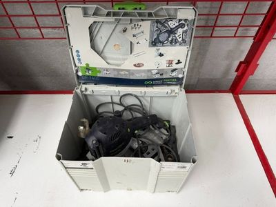 une boîte blanche contenant tout un tas de fils
