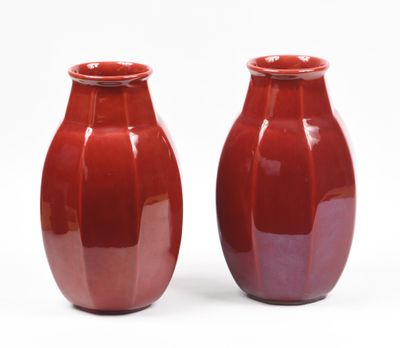 SEVRES - Paire de grands vases émaillés rouge à pans coupés.