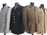 Trois uniformes militaires pour hommes sont alignés sur un présentoir à mannequins