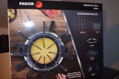 une image représentant une boîte contenant une horloge