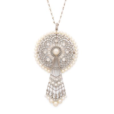 un gros plan sur un collier orné de perles et d'un éventail