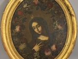 un vieux tableau représentant une femme avec des fleurs, dans un cadre doré