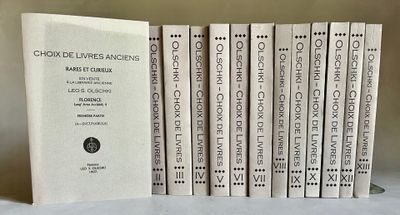 six livres sont empilés sur une table