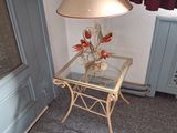 une table en verre sur laquelle est posée une lampe