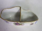 un petit bol blanc bordé d'or posé sur une table