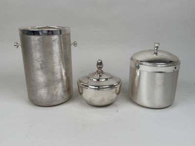trois couverts posés sur une table blanche