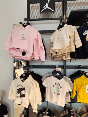 un présentoir de vêtements sur une étagère dans un magasin