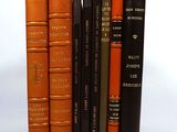 de nombreux livres alignés sur une surface blanche