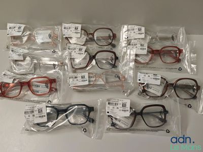 de nombreuses paires de lunettes dans des étuis posés sur la table