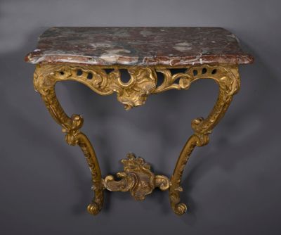 CONSOLE d'applique en bois sculpté mouluré et doré, le tabli…