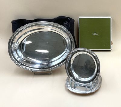 un plateau en argent avec un miroir et une boîte posés sur une table