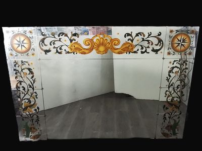 un miroir orné d'un motif doré et noir