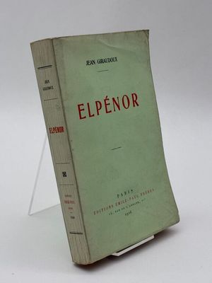 un livre posé sur une table