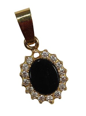 un gros plan d'un pendentif orné d'une pierre noire entourée de diamants blancs