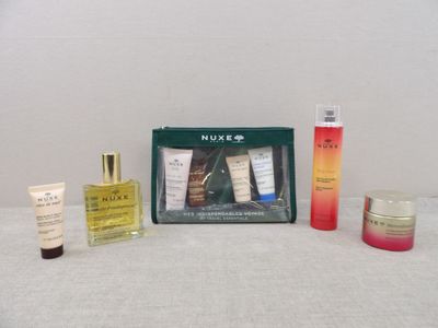 une photo d'une boîte de produits de soins pour la peau posée sur une table