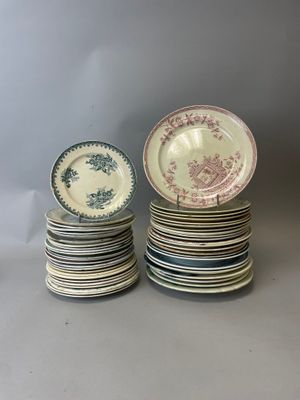 plusieurs assiettes empilées sur une table