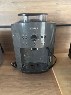 une cafetière posée sur un comptoir