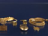 de nombreux bijoux en or sur un fond bleu