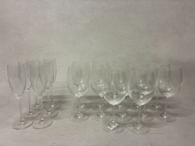 plusieurs verres à vin vides sont alignés sur une table