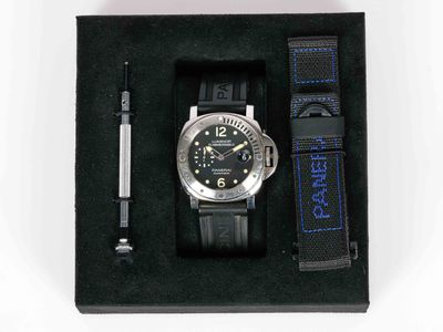 PANERAI. Montre de plongée en acier “Luminor submersible”. Ref OP 7086