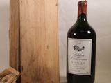une bouteille de vin posée à côté d'une caisse en bois