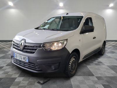 la camionnette blanche est garée sur le sol en damier d'une pièce