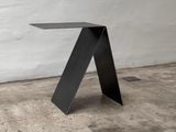 une photo d'une table en métal noir dans une pièce
