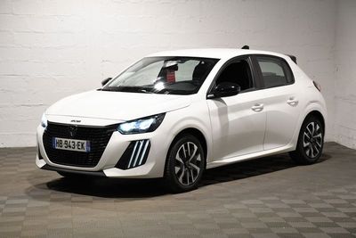la voiture blanche est garée dans le garage sur le sol en damier