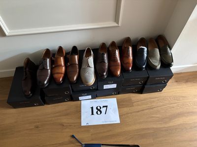 Plusieurs paires de chaussures pour homme sont alignées sur un porte-chaussures