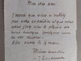 un bout de papier sur lequel est écrit un message à la main