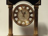 une horloge noire et or posée sur une table