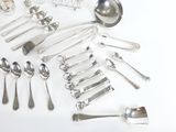 beaucoup de cuillères en argent et de cuillères sur la table