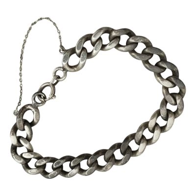 un gros plan d'un bracelet à maillons sur fond blanc