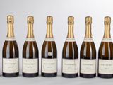 un lot de six bouteilles de champagne alignées les unes à côté des autres
