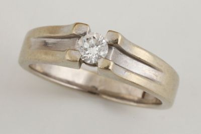 Gros plan sur une bague surmontée d'un diamant
