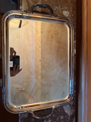 une personne en train de prendre une photo d'un miroir dans une salle de bains