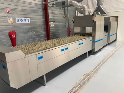 une image d'une bande transporteuse dans une usine