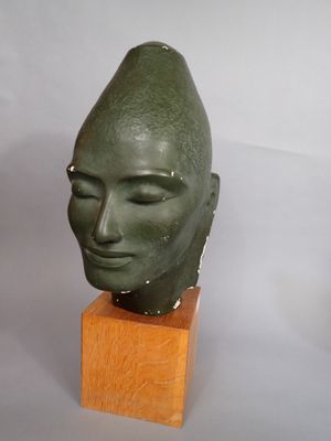 Tête de divinité asiatique en plâtre peint vert.