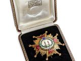 une image représentant une médaille dans un écrin sur fond blanc