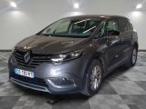 la voiture grise est garée dans le garage sur le sol en damier