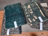 deux livres posés sur une table