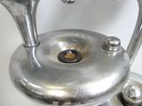une théière en argent contenant du thé