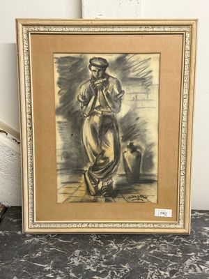 Un dessin représentant une femme en robe longue se trouve sur une table