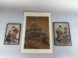trois tableaux asiatiques encadrés accrochés au mur