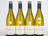 trois bouteilles de vin blanc posées les unes à côté des autres sur une table